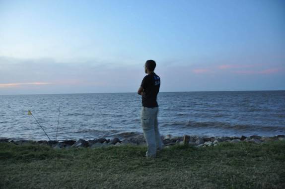 Observando a Guiana do outro lado do mar, no final de tarde em Nickerie - Suriname